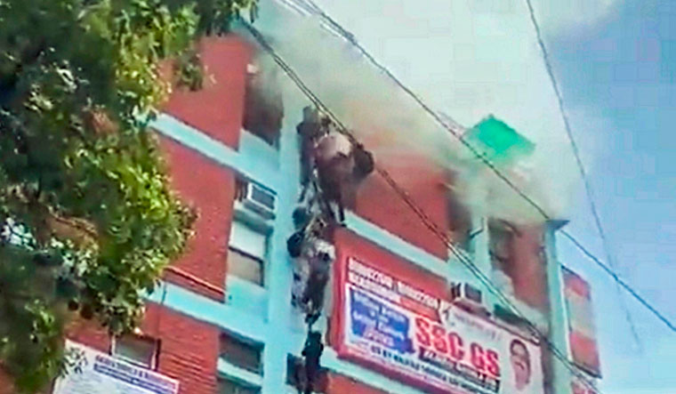 Fire breaks out at Mukherjee Nagar coaching centre; students escape using wires 